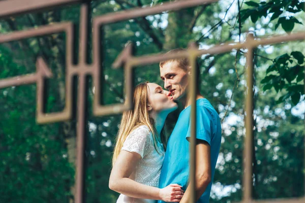 Een jongen en een meisje lopen in het park. — Stockfoto