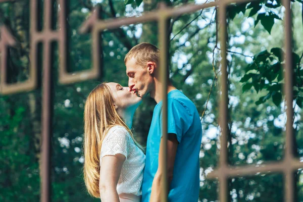 Ein Mann und ein Mädchen gehen im Park spazieren — Stockfoto