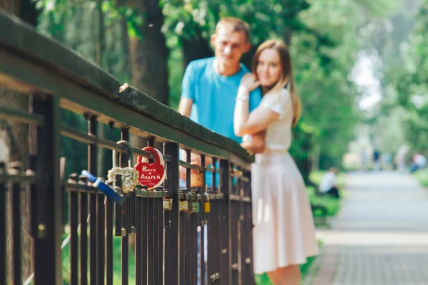 Um cara e uma menina estão andando no parque — Fotografia de Stock