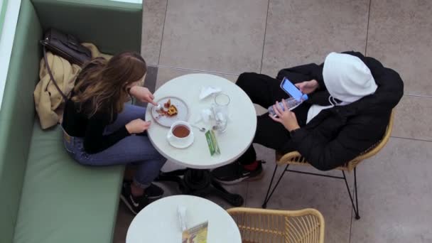 2. November 2019 Minsk Weißrussland in einem Mini-Café, ein Mann und ein Mädchen sitzen an einem Tisch — Stockvideo