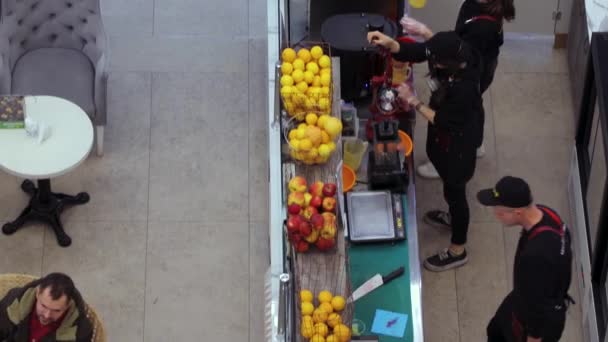 2 november, 2019 Minsk Vitryssland På caféet gör kockar färskpressad fruktjuice — Stockvideo