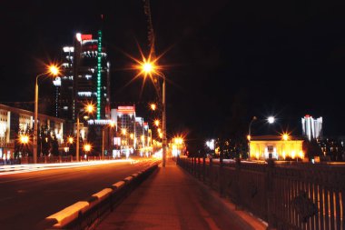Araba gece şehrinde gezer.