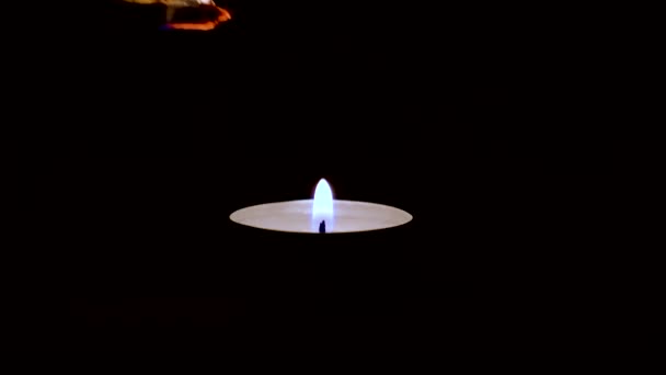 Міжнародний день пам "яті жертв Голокосту свічка горить — стокове відео