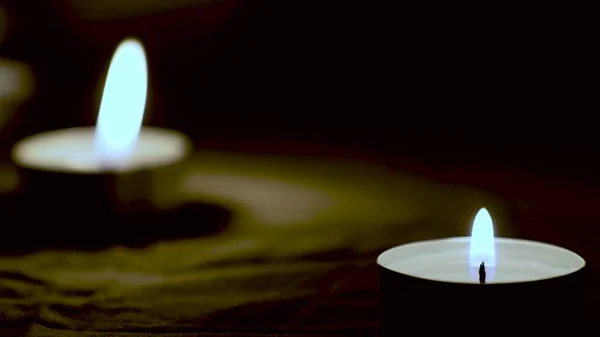 Een rij kaarsen brandt voor ritueel — Stockfoto