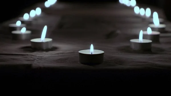 Ряды свечей горят ради ритуала — стоковое фото