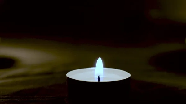 Una fila di candele brucia per rituale — Foto Stock