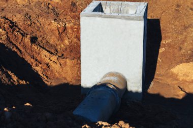 Yolda kurulum için fırtına kanalizasyon körfezi