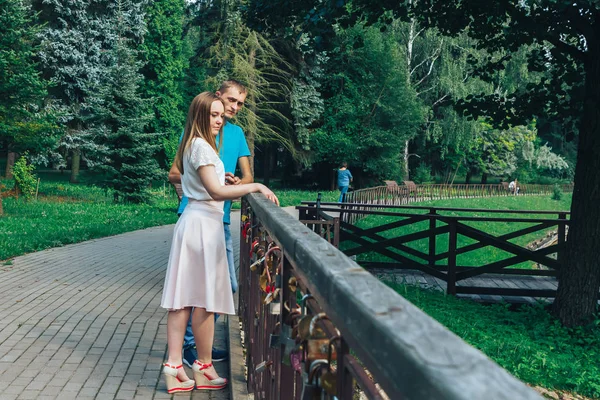 Um cara e uma menina estão andando no parque — Fotografia de Stock