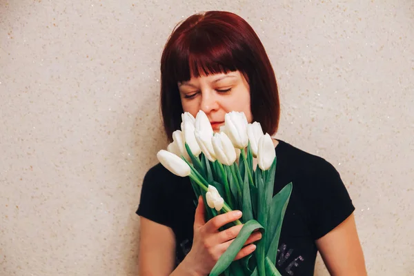 Mujer de pie con flores en honor a la fiesta . — Foto de Stock