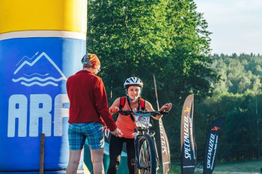 26-27 Mayıs 2018 Naliboki, Belarus Belarus amatör maratonu Naliboki Bir adam bisiklet sürüyor