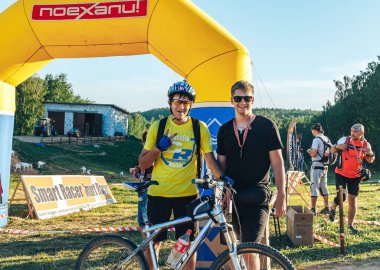 26-27 Mayıs 2018 Naliboki, Belarus Belarus amatör maratonu Naliboki Bir adam bisiklet sürüyor