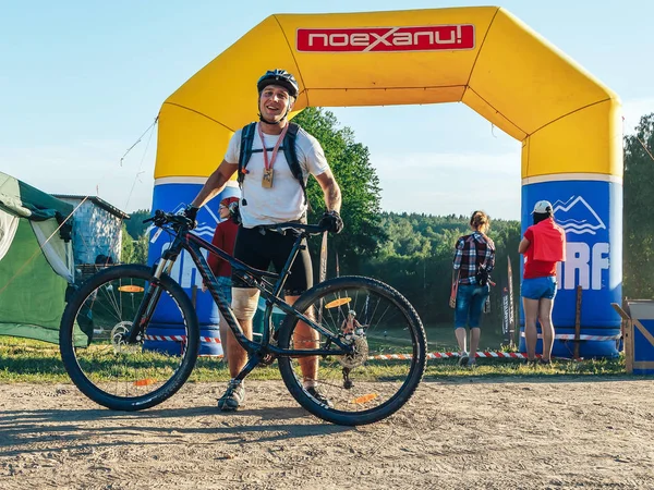 26-27 de mayo de 2018 Naliboki, Belarús Maratón amateur bielorruso Naliboki Un hombre va en bicicleta por la carretera — Foto de Stock