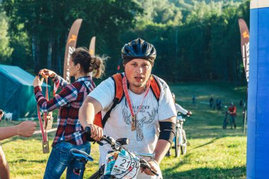 26-27 Mayıs 2018 Naliboki, Belarus Belarus amatör maratonu Naliboki Bir adam bisiklet sürüyor