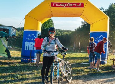 26-27 Mayıs 2018 Naliboki, Belarus Belarus amatör maratonu Naliboki Bir adam bisiklet sürüyor