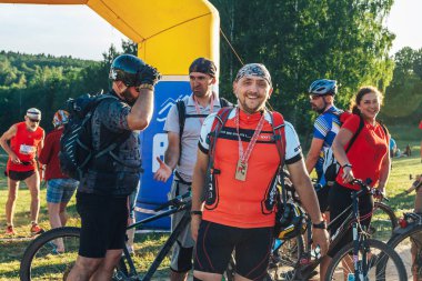 26-27 Mayıs 2018 Naliboki, Belarus Belarus amatör maratonu Naliboki Bir adam bisiklet sürüyor