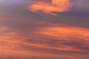 Yapıştırılmış bulutlarla gün batımında renkli dramatik gökyüzü