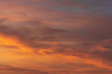 Yapıştırılmış bulutlarla gün batımında renkli dramatik gökyüzü