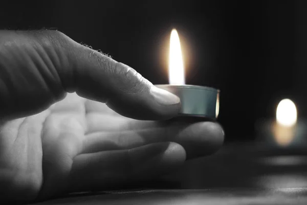 Міжнародний день пам "яті жертв Голокосту свічка горить — стокове фото