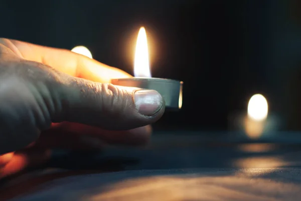 Giorno della Memoria dell'Olocausto La mano tiene una candela nel giorno della memoria . — Foto Stock