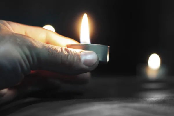 Día del Recuerdo del Holocausto La mano sostiene una vela en el día del recuerdo . — Foto de Stock