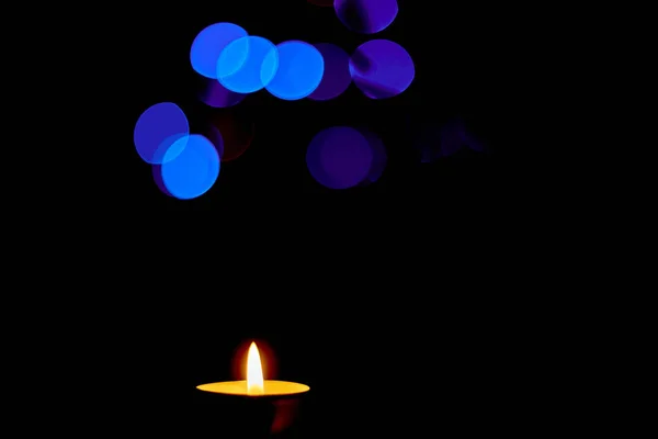 烛光在圣诞装饰品的背景下燃烧 — 图库照片
