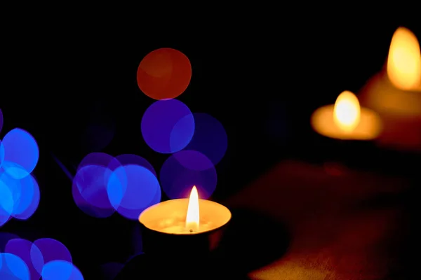 Свечи горят на фоне рождественских украшений — стоковое фото