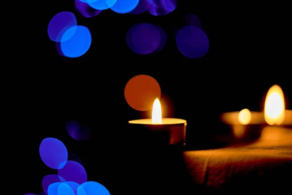 Quemaduras de velas en el fondo de las decoraciones navideñas —  Fotos de Stock