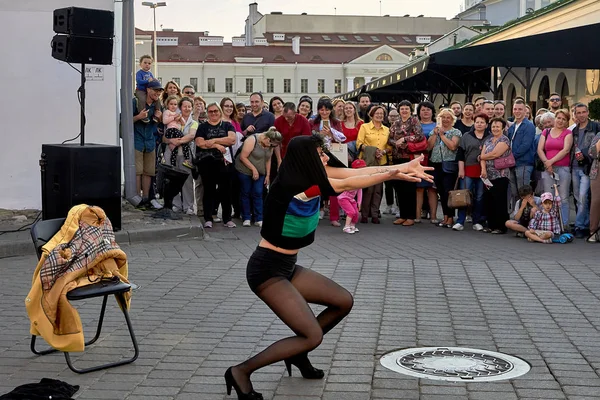 25. května 2019 Minsk Bělorusko pouliční slavnosti ve večerním městě — Stock fotografie