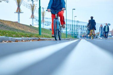 19 Ekim 2019 Minsk Belarus Bisikletli bir adam bisiklet yolunda