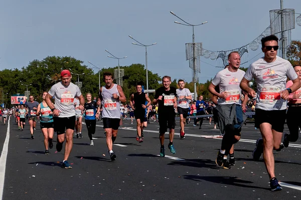 2019年9月15日ミンスクベラルーシハーフマラソンミンスク2019市内を走る — ストック写真