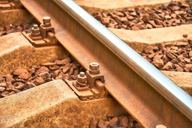 Şehirdeki tren istasyonu, önlüklü tren rayları.