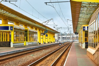 Şehirdeki tren istasyonu, önlüklü tren rayları.