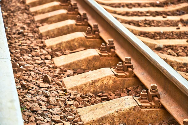 Traviesas y carriles ferroviarios de cerca. Pernos y conexiones de hierro . — Foto de Stock