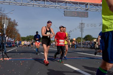 Marathon Minsk 2019 Kimliği belirsiz bir grup şehirde koşuyor.