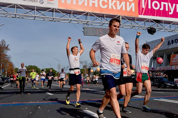 Media Maratón Minsk 2019 Correr en la ciudad —  Fotos de Stock