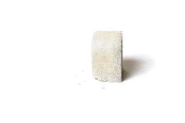 Beyazdan izole edilmiş şeker kırıntıları ile tek şeker yığını