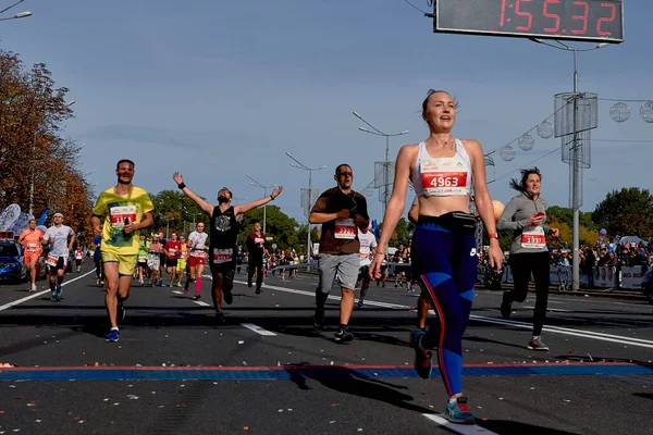 Maratona Minsk 2019 Grupo de pessoas não identificadas correndo na cidade — Fotografia de Stock