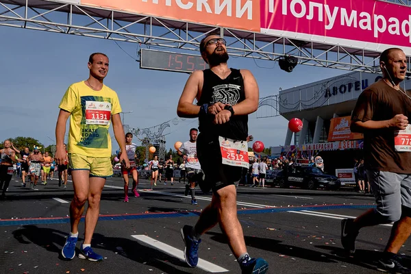 2019 년 도시에서 달리 기를 시작 한 반 마라톤 민스크 — 스톡 사진