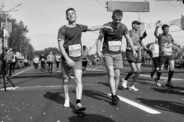 2019 년 도시에서 달리 기를 시작 한 반 마라톤 민스크 — 스톡 사진