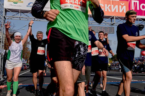 Maratón Minsk 2019 Grupo de personas no identificadas corriendo en la ciudad — Foto de Stock