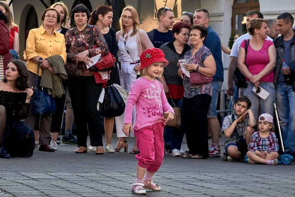 Maj 25, 2019 Mińsk Białoruś Uroczystości uliczne w mieście wieczornym — Zdjęcie stockowe