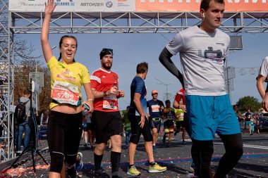 Marathon Minsk 2019 Kimliği belirsiz bir grup şehirde koşuyor.