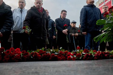 7 Kasım 2019 Minsk Belarus, Lenin Anıtı yakınlarındaki komünist devrimin yıldönümü