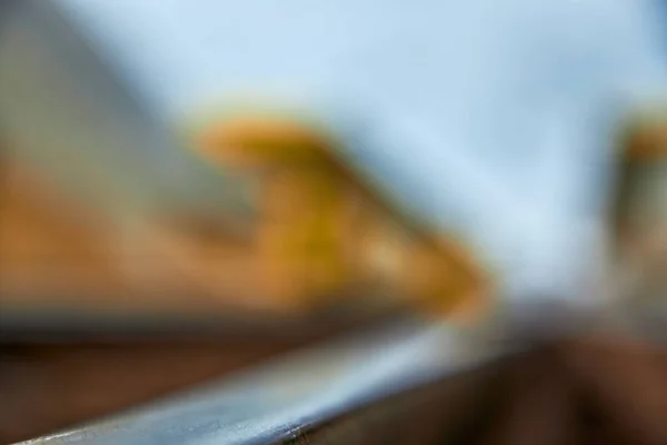 Traviesas y carriles ferroviarios de cerca. Pernos y conexiones de hierro . — Foto de Stock