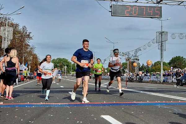 Hälften maraton Minsk 2019 Springa i staden — Stockfoto