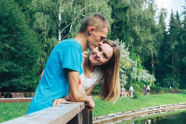 A guy and a girl are walking in the park — Stock Photo, Image