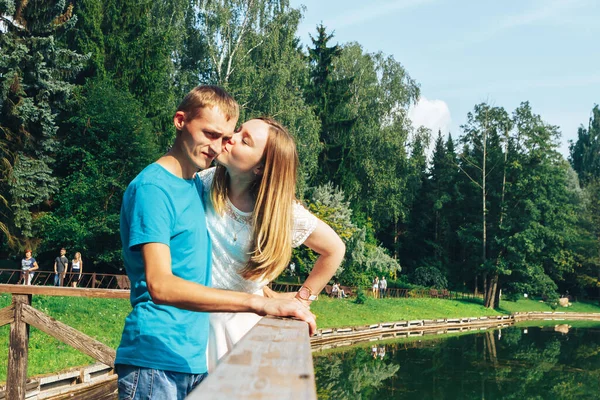 El hombre y la mujer jóvenes tuvieron una lucha — Foto de Stock