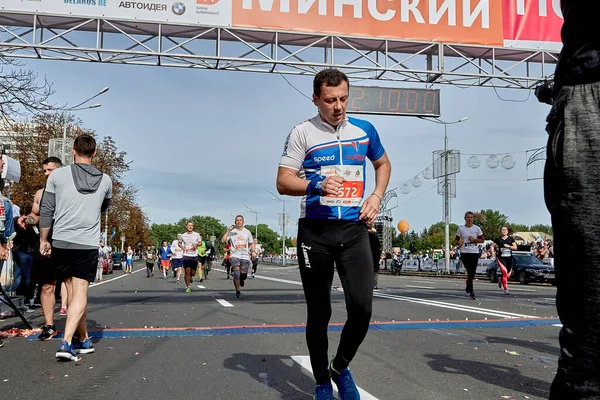 Hälften maraton Minsk 2019 Springa i staden — Stockfoto