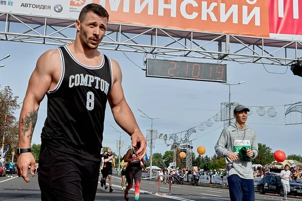 Hälften maraton Minsk 2019 Springa i staden — Stockfoto