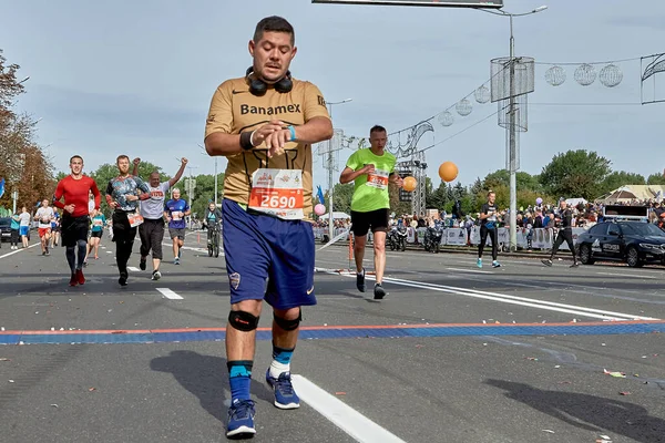 Hälften maraton Minsk 2019 Springa i staden — Stockfoto